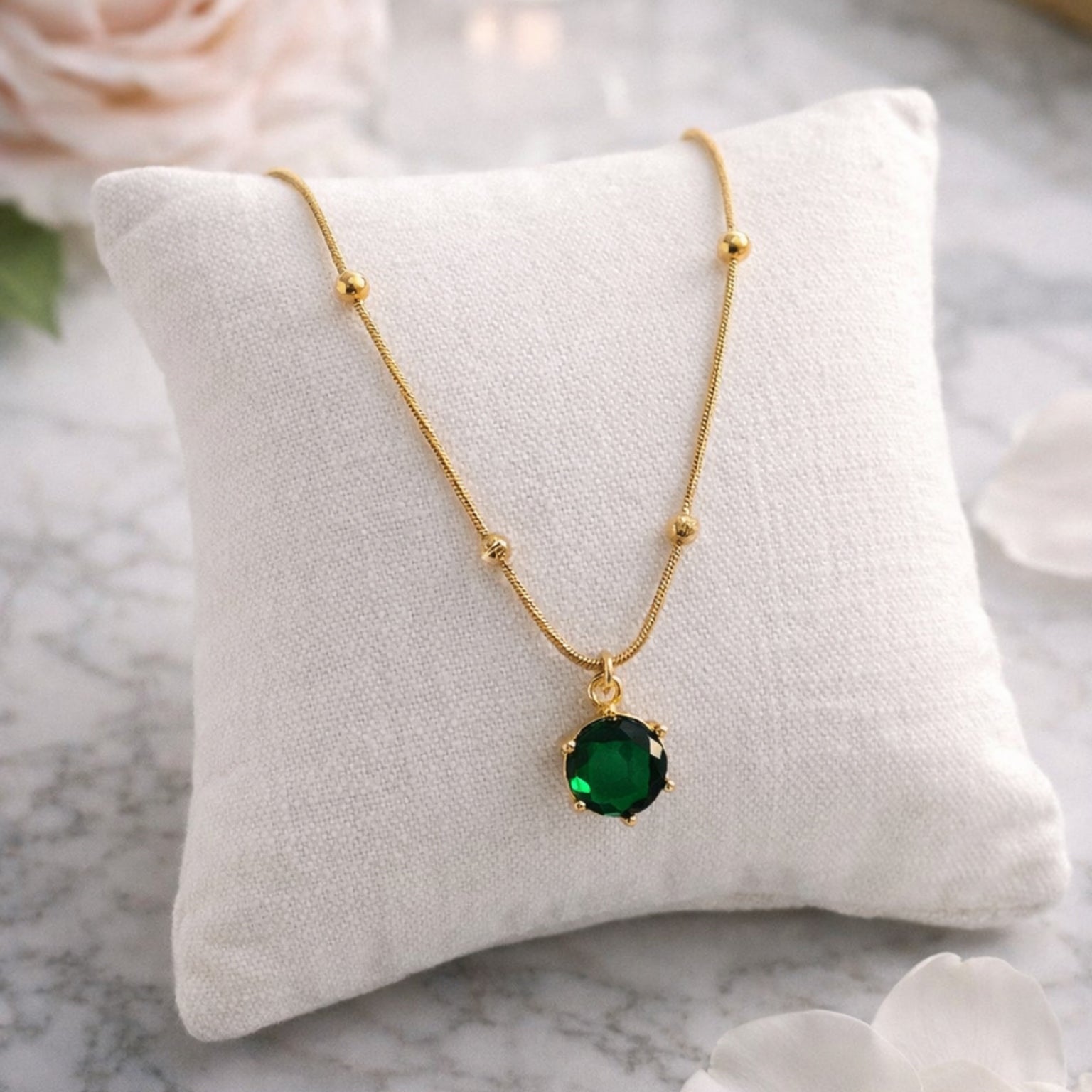Elegant Emerald Green Solitaire Anti-Tarnish Necklace for Women